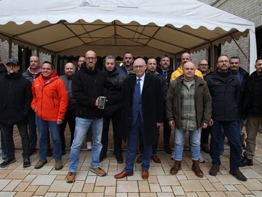 Übergabe der Spendendose durch den Hörsaalleiter Oberstabsfeldwebel Jens Malik und den Lehrgangsteilnehme an Reiche. Foto Yann Bombeke