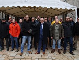 Übergabe der Spendendose durch den Hörsaalleiter Oberstabsfeldwebel Jens Malik und den Lehrgangsteilnehme an Reiche. Foto Yann Bombeke