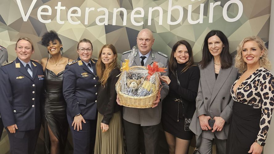 Für die Leitung des Veteranenbüros gab es es ein kleines Präsent des Deutschen BundeswehrVerbandes zum Geburtstag. Foto: DBwV