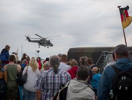Die Flugvorführung mit dem "Sea Lynx" begeisterte in Stralsund die Menschen. Foto: DBwV/Bombeke