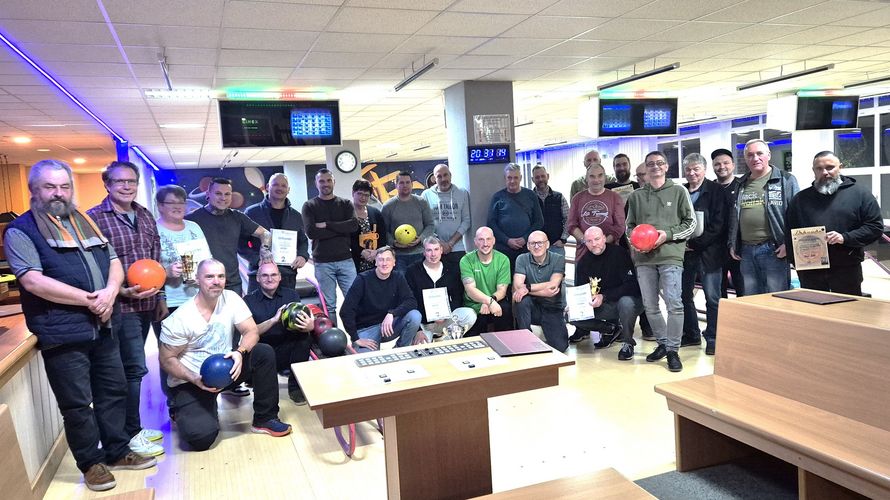 Die Teilnehmer am traditionellen Bowlingturnier der TruKa Clausewitz-Kaserne. Foto: Thoralf Jacob