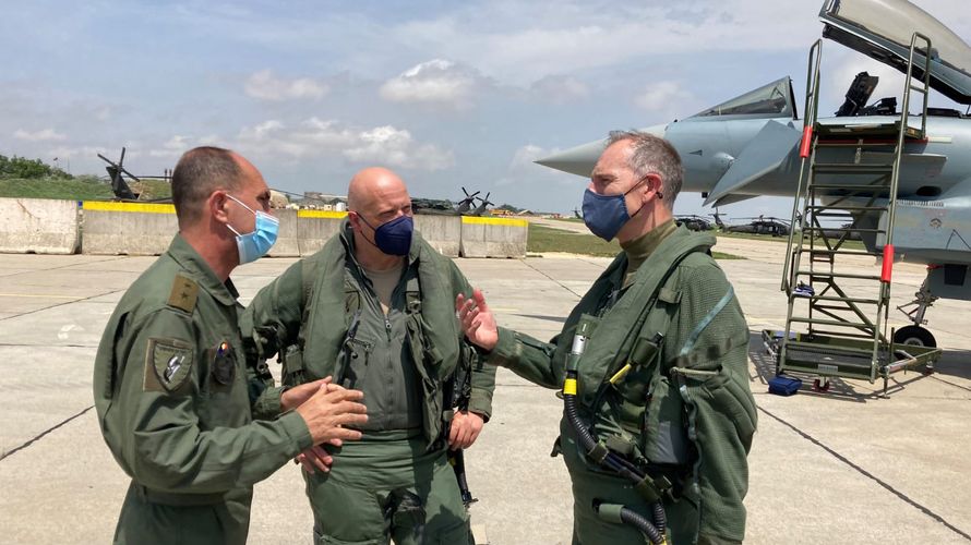 Generalmajor Viorel Pana, Chef der Rumänischen Luftwaffe, Generalleutnant Ingo Gerhartz, Inspekteur der Luftwaffe, und Air Marshall Gerry Mayhew, stellvertretender Chef der britischen Luftwaffe, stehen auf dem Rollfeld des Militärflughafens von Constanta in Rumänien vor einem Eurofighter. Foto: Twitter/Bundeswehr