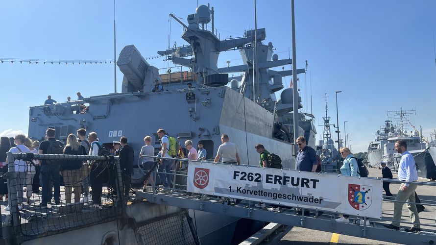 In Kiel ging es für die Gäste des Vorstands Marine im DBwV auf die Korvette "Erfurt".