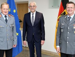 Bei der Verabschiedungszeremonie: General Ehrhard Bühler, Staatssekretär Gerd Hoofe und DBwV-Bundesvorsitzender Oberstleutnant André Wüstner. Foto: BMVg