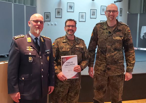 Gemeinsam mit dem Vorsitzenden der StOKa Berlin, Stabshauptmann Michael Richter (l.), konnte Hauptmann Christian Weber den Stabsfeldwebel Steffen Geiser für 25 Jahre Mitgliedschaft im DBwV ehren. Foto: Andreas Quirin