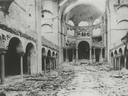 Blick ins Innere der verwüsteten Synagoge an der Berliner Fasanenstraße Foto: Bundesarchiv