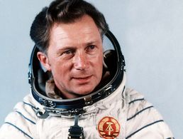 Der Kosmonaut Sigmund Jähn, aufgenommen nach seinem erfolgreichen Flug mit dem sowjetischen Raumschiff Sojus 31 zur Raumstation MIR. Foto: picture alliance/KEYSTONE