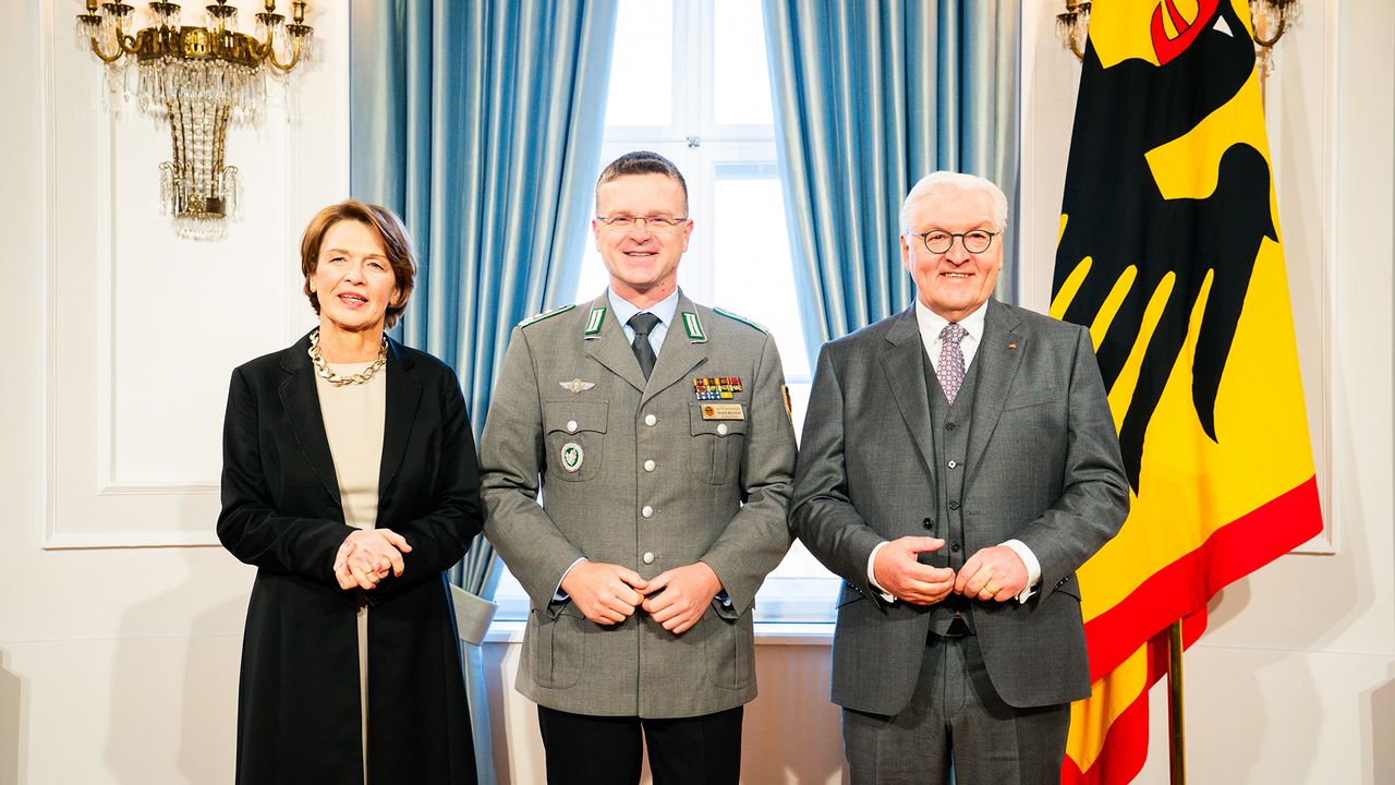 Im Schloss Bellevue: Der Bundesvorsitzende Oberst André Wüstner (Mitte) mit Bundespräsident Frank-Walter Steinmeier und seiner Ehefrau Elke Büdenbender. Foto: Bundesregierung/Steffen Kugler