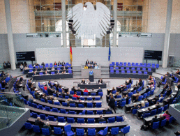 In der 115. Sitzung des Deutschen Bundestags wurde zu später Stunde das Besoldungsstrukturenmodernisierungsgesetz behandelt, das insbesondere für die Bestandssoldaten eine ganze Reihe wichtiger Verbesserungen vorsieht. Foto: dpa