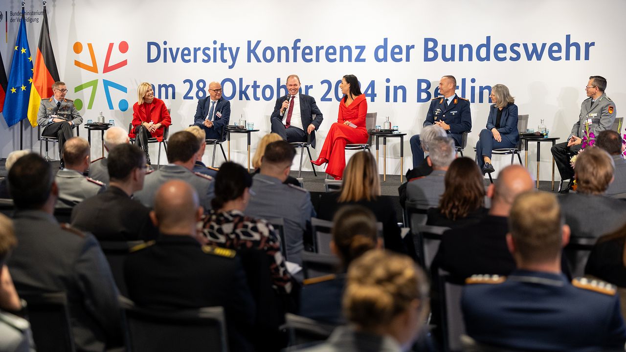 Auf verschiedenen Panels wurde über Diversität in der Bundeswehr diskutiert - für den DBwV nahm der Stellvertreter des Bundesvorsitzenden, Stabsfeldwebel a.D. Thomas Schwappacher (r.), teil. Foto: DBwV/Yann Bombeke