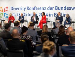 Auf verschiedenen Panels wurde über Diversität in der Bundeswehr diskutiert - für den DBwV nahm der Stellvertreter des Bundesvorsitzenden, Stabsfeldwebel a.D. Thomas Schwappacher (r.), teil. Foto: DBwV/Yann Bombeke