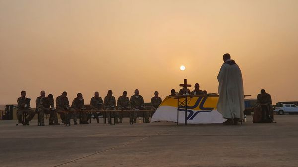 Auch bei Auslandseinsätzen ist die Militärseelsorge dabei. Das Bild zeigt Soldatinnen und Soldaten beim gemeinsamen Gottesdienst in Niger. Foto: Bundeswehr/ Widenmann