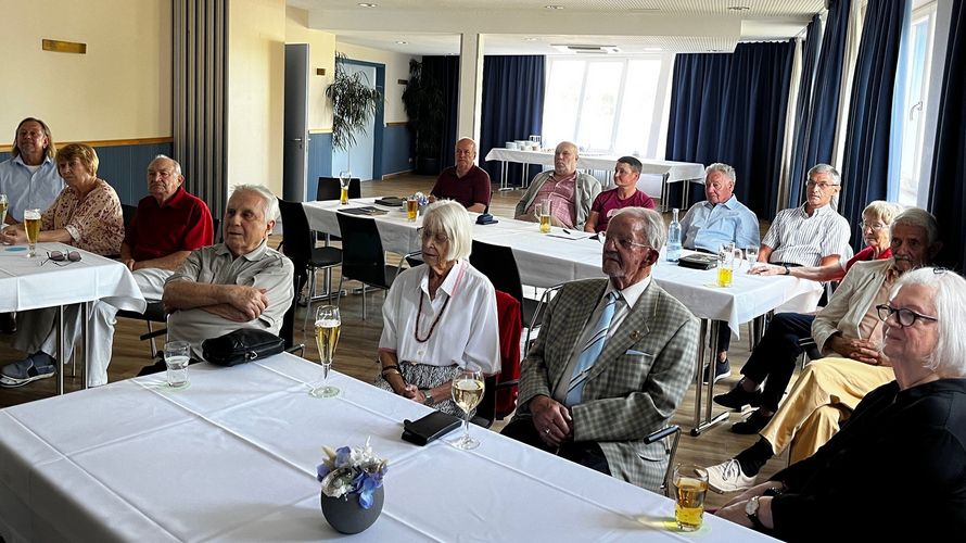 Mit großem Interesse waren die Mitglieder der KERH Berlin-Mitte zum ersten Stammtisch nach der Sommerpause erschienen, bei dem man sich mit dem KFOR-Einsatz beschäftigte. Foto: Roland Lorenz