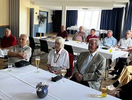 Mit großem Interesse waren die Mitglieder der KERH Berlin-Mitte zum ersten Stammtisch nach der Sommerpause erschienen, bei dem man sich mit dem KFOR-Einsatz beschäftigte. Foto: Roland Lorenz