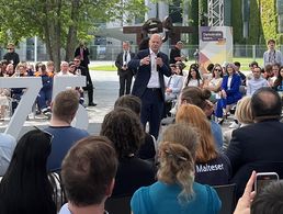 Bundeskanzler Olaf Scholz tauscht sich im Dialogforum mit Bürgerinnen und Bürgern aus. Foto: DBwV