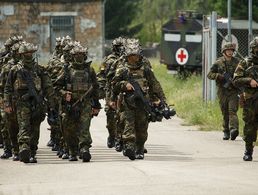 Soldaten vom Kommando Spezialkräfte des Heeres marschieren zur Lehrvorführung Resolute Solution Foto: Bundeswehr/Jana Neumann