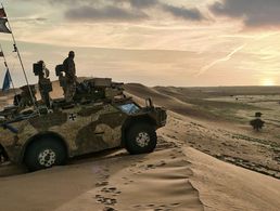 Die deutsche Besatzung des Panzerspähwagens Fennek überblickt die malische Wüste. In der Sahelregion sind die Auswirkungen der Klimakrise auch sicherheitspolitisch von Belang. Foto: Bundeswehr