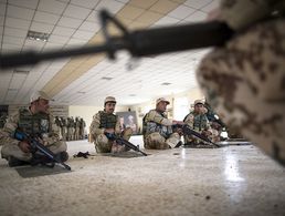 Deutsche Soldaten bilden Peschmerga an der US-amerikanischen Waffe M16 in Erbil aus Foto: Bundeswehr/Andrea Bienert