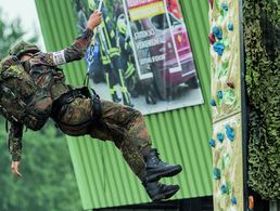 Mit vollem Gepäck am Kletterturm bei einer Reservistenmeisterschaft - mit der Grundbeorderung soll künftig der Personalbedarf der Reserve gedeckt werden. Foto: Bundeswehr/Döpke