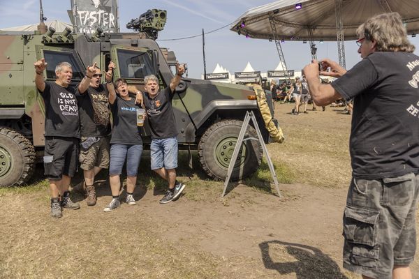 Einen nicht alltäglichen, aber umso beliebteren Foto-Hintergrund bietet der Eagle IV der Bundeswehr. Foto: DBwV/Janosh Sagawe