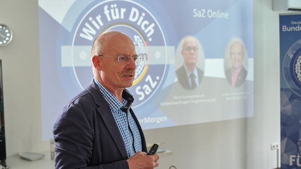 Interessenten für eine SaZ-Info-Veranstaltung wenden sich den SaZ Beauftragten Oberstabsfeldwebel a.D. Jürgen Schreier. Foto: Jürgen Schreier