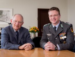 Finanzminister Wolfgang Schäuble (l.) und der Bundesvorsitzende Oberstleutnant André Wüstner bei einem Treffen im Jahr 2015 Foto: Joerg Rueger