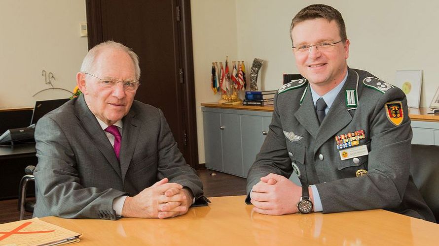 Finanzminister Wolfgang Schäuble (l.) und der Bundesvorsitzende Oberstleutnant André Wüstner Foto: Bundesministerium der Finanzen