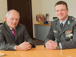 Finanzminister Wolfgang Schäuble (l.) und der Bundesvorsitzende Oberstleutnant André Wüstner Foto: Bundesministerium der Finanzen