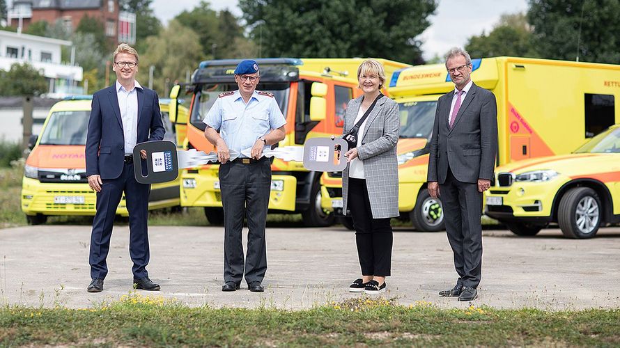 Schlüsselübergabe der letzten Rettungsdienstfahrzeuge: Thomas Emmert (BundeswehrFuhrparkService GmbH), Generalstabsarzt Dr. Stephan Schoeps (Kommandeur Gesundheitseinrichtungen), Bettina Knappke (Abteilungsleiterin Einkauf, Bundesamt für Ausrüstung, Informationstechnik und Nutzung der Bundeswehr) und Rainer Krug (Abteilungsleiter Land-Unterstützung, Bundesamt für Ausrüstung, Informationstechnik und Nutzung der Bundeswehr). Foto: obs/Presse- und Informationszentrum Sanitätsdienst/Markus Dittrich