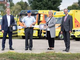 Schlüsselübergabe der letzten Rettungsdienstfahrzeuge: Thomas Emmert (BundeswehrFuhrparkService GmbH), Generalstabsarzt Dr. Stephan Schoeps (Kommandeur Gesundheitseinrichtungen), Bettina Knappke (Abteilungsleiterin Einkauf, Bundesamt für Ausrüstung, Informationstechnik und Nutzung der Bundeswehr) und Rainer Krug (Abteilungsleiter Land-Unterstützung, Bundesamt für Ausrüstung, Informationstechnik und Nutzung der Bundeswehr). Foto: obs/Presse- und Informationszentrum Sanitätsdienst/Markus Dittrich