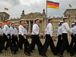 Soldaten des Wachbataillons vor dem Reichstagsgebäude. Foto: Bundeswehr/Sebastian Wilke