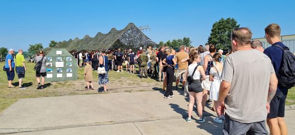 Fast alle Besucher beim Tag der offenen Tür in Viereck wollten eine Runde auf den verschiedenen militärischen Fahrzeugen mitfahren und nahmen dafür lange Wartezeiten in Kauf. Foto: Michael Edlinger