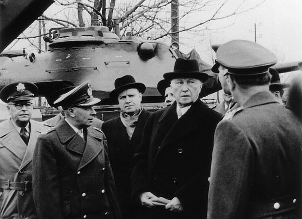 Bundeskanzler Adenauer hatte die Wiederbewaffnung Deutschlands gegen zahlreiche Widerstände durchgesetzt. Foto: obs/Presse- und Informationszentrum Sanitätsdienst