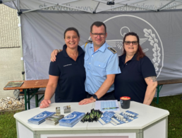 Bereit für Gespräche mit Teilnehmern des Sport- und Sommerfestes der SanAkBw München: Mitglieder des Vorstands TruKa Ernst-von-Bergmann-Kaserne am Info-Stand. Fotos: TruKa EvB Kaserne 