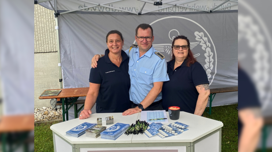 Bereit für Gespräche mit Teilnehmern des Sport- und Sommerfestes der SanAkBw München: Mitglieder des Vorstands TruKa Ernst-von-Bergmann-Kaserne am Info-Stand. Fotos: TruKa EvB Kaserne 