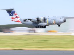 Ein Airbus A400M der Luftwaffe mit Sonderlackierung „Air Defender 2023“ landet auf dem Fliegerhorst Wunstorf bei Hannover. Bei der Großübung sollen bis zu 250 Luftfahrzeuge aus 25 Nationen zum Einsatz kommen. Foto: picture alliance/dpa/Julian Stratenschulte