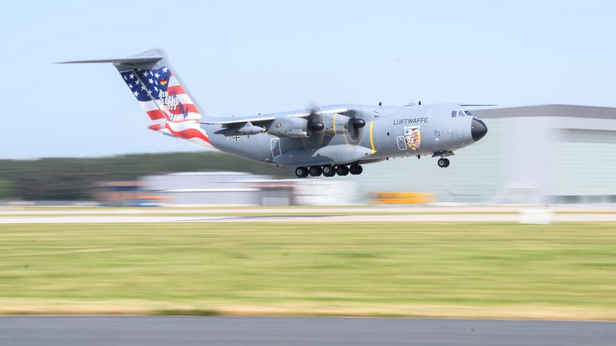 Ein Airbus A400M der Luftwaffe mit Sonderlackierung „Air Defender 2023“ landet auf dem Fliegerhorst Wunstorf bei Hannover. Bei der Großübung sollen bis zu 250 Luftfahrzeuge aus 25 Nationen zum Einsatz kommen. Foto: picture alliance/dpa/Julian Stratenschulte