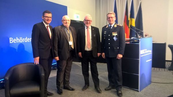 Die Verteidigungspolitiker Roderich Kiesewetter (l.) und Wolfgang Hellmich (2.v.r.) mit dem EUROMIL-Präsidenten Emmanuel Jacob (2.v.l.) und dem DBwV-Vize Hauptmann Andreas Steinmetz.