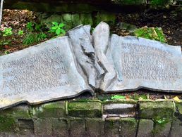 Die Gedenktafel für das von Oberst Claus Schenk Graf von Stauffenberg verübte Attentat auf Hitler auf dem Gelände des ehemaligen Hauptquartiers "Wolfsschanze". Foto: Brunswyk/CC BY-SA 3.0 de