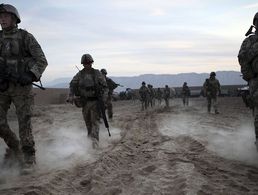 An einem Abend im Oktober 2011 ziehen Soldaten in Kundus aus, um eine notgelandete Drohne zu bergen. Foto: imago/EST&OST