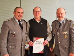 Landesvorsitzender Oberstleutnant a.D. Josef Rauch (links) ehrte mit seinem Stellvertreter Oberstabsfeldwebel a.D. Dieter Götz den Bezirksvorsitzenden Hauptmann a.D. Oliver Hartmann. Foto: Dieter Götz