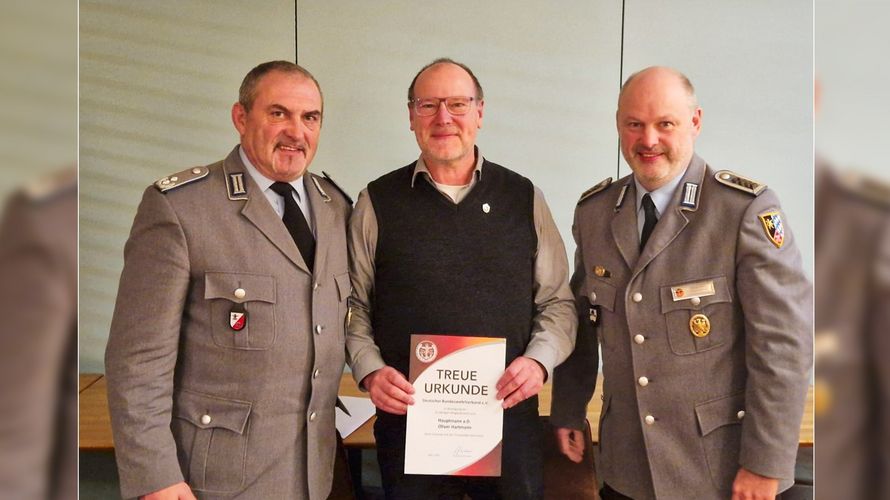 Landesvorsitzender Oberstleutnant a.D. Josef Rauch (links) ehrte mit seinem Stellvertreter Oberstabsfeldwebel a.D. Dieter Götz den Bezirksvorsitzenden Hauptmann a.D. Oliver Hartmann. Foto: Dieter Götz