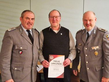 Landesvorsitzender Oberstleutnant a.D. Josef Rauch (links) ehrte mit seinem Stellvertreter Oberstabsfeldwebel a.D. Dieter Götz den Bezirksvorsitzenden Hauptmann a.D. Oliver Hartmann. Foto: Dieter Götz