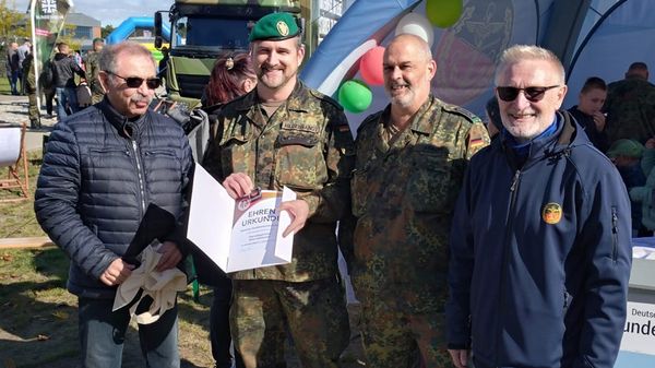 Der Vorsitzende der StOKa Torgelow, Stabsfeldwebel Enrico Krause (2. vr) nutzte den Tag der offenen Tür auch dazu, seinen Stellvertreter, Oberstabsgefreiter Heiko Hildebrandt (2. vl) mit der Verdienstnadel des DBwV in Bronze auszuzeichnen. Auch der Servicebeauftrage der Förderungsgesellschaft im Landesverband Ost, Hauptmann a. D. Lothar Zellmann (1. vl) sowie der Standortbeauftragte für Torgelow, Stabsfeldwebel a. D. Michael Edlinger gehörten zu den Gratulanten. Foto: Michael Edlinger