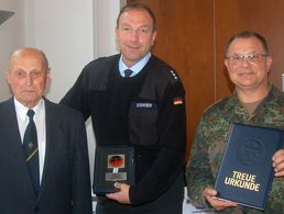 Ehrung auf der Tagung im Bezirk 2: Der Jubilar Andreas Germer, Dirk Sommer und Andreas Brandes (v.l.). Foto: DBwV/LV Nord