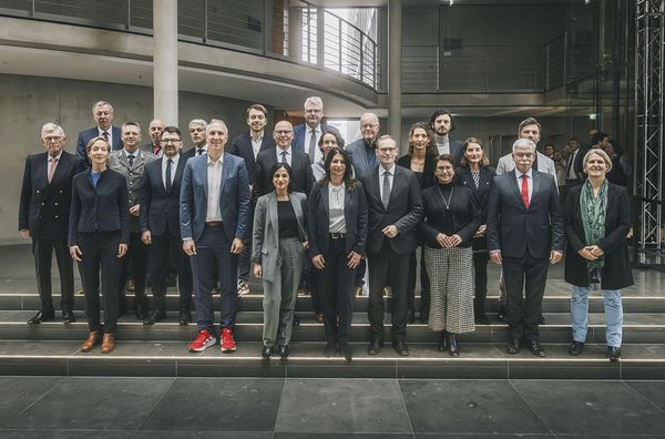 Die Mitglieder der Enquete-Kommission „Lehren aus Afghanistan für das künftige vernetzte Engagement Deutschlands“ im Gruppenbild. Foto: Deutscher Bundestag/Xander Heinl