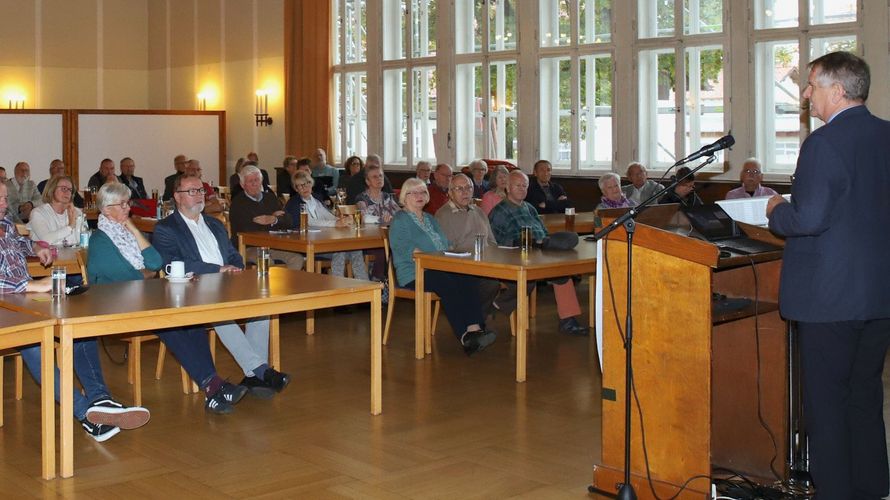 Oberstabsfeldwebel a.D. Bernhard Hauber informierte bei der Info-Veranstaltung der KERH Sonthofen detailliert über zu erwartende Leistungen der Beihilfe im Pflegefall. Text: Stefan Weyer