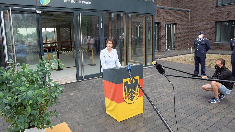 Verteidigungsministerin Annegret Kramp-Karrenbauer stellte sich nach der Aufstellung des neuen Weltraumkommandos den Fragen der Presse. Foto: Bundeswehr/Timmig