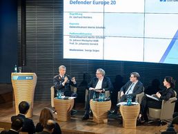 Auf dem Podium: Generalleutnant Martin Schelleis, Inspekteur SKB (v. l.), Politikwissenschaftler Johannes Varwick, Verteidigungspolitiker Johann Wadephul (CDU) und Moderatorin Svenja Sinjen. Foto: Marco Urban/KAS 