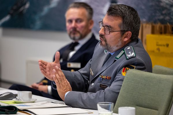 Oberstleutnant Matthias Hirschböck erläuterte die Arbeit des BMVg in Bezug auf Familie und Dienst. Foto: DBwV/Yann Bombeke